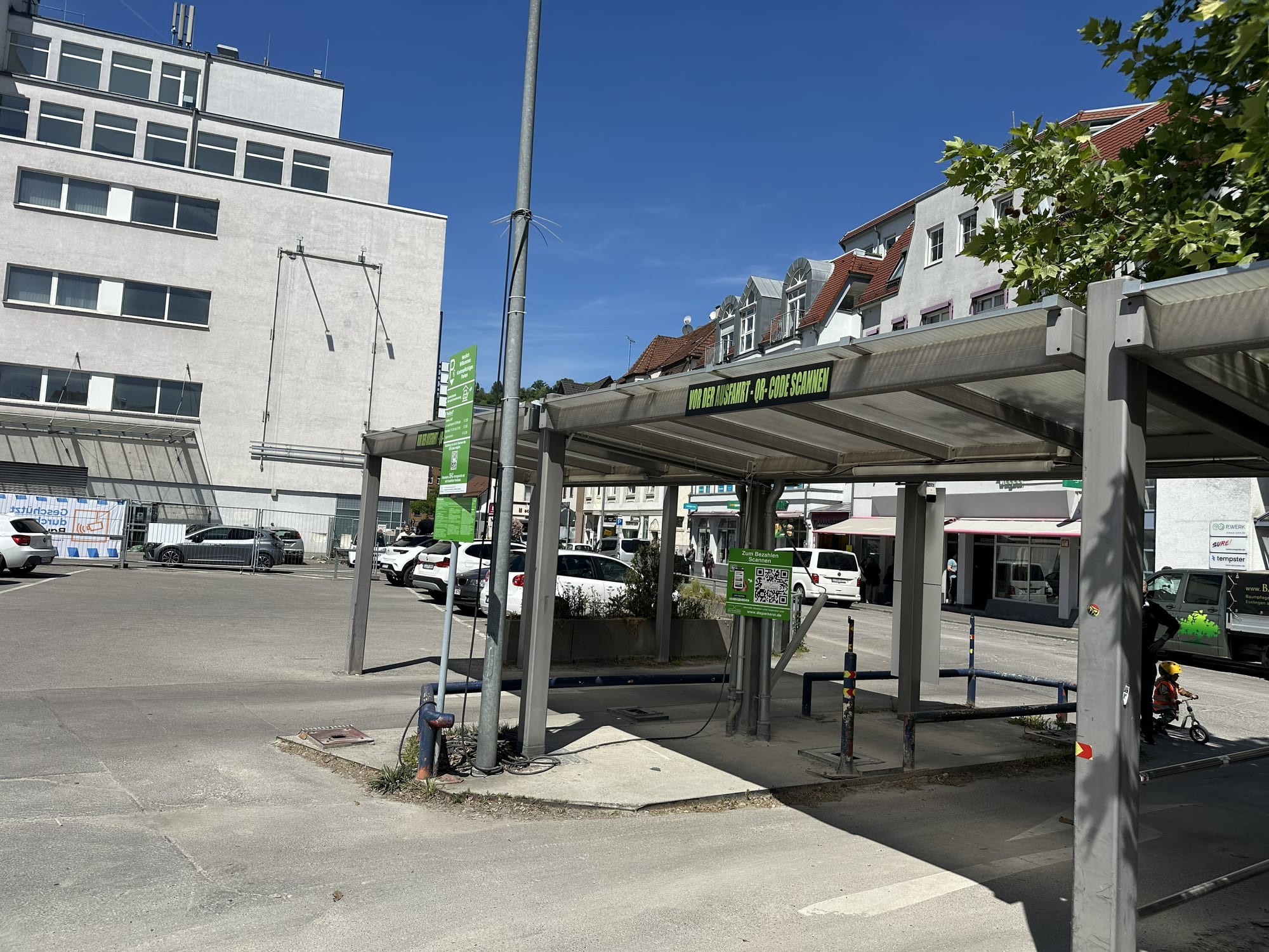 Hinweis "Vor der Ausfahrt QR-Code scannen" an der Ausfahrt des Parkplatzes Martinstraße in Esslingen