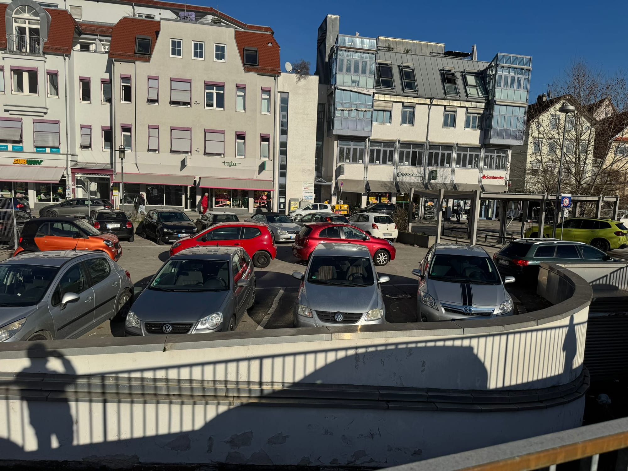 Belegte Stellplätze auf dem Parkplatz Martinstraße in Esslingen, im Hintergrund Einzelhandel und Wohnbebauung der Innenstadt