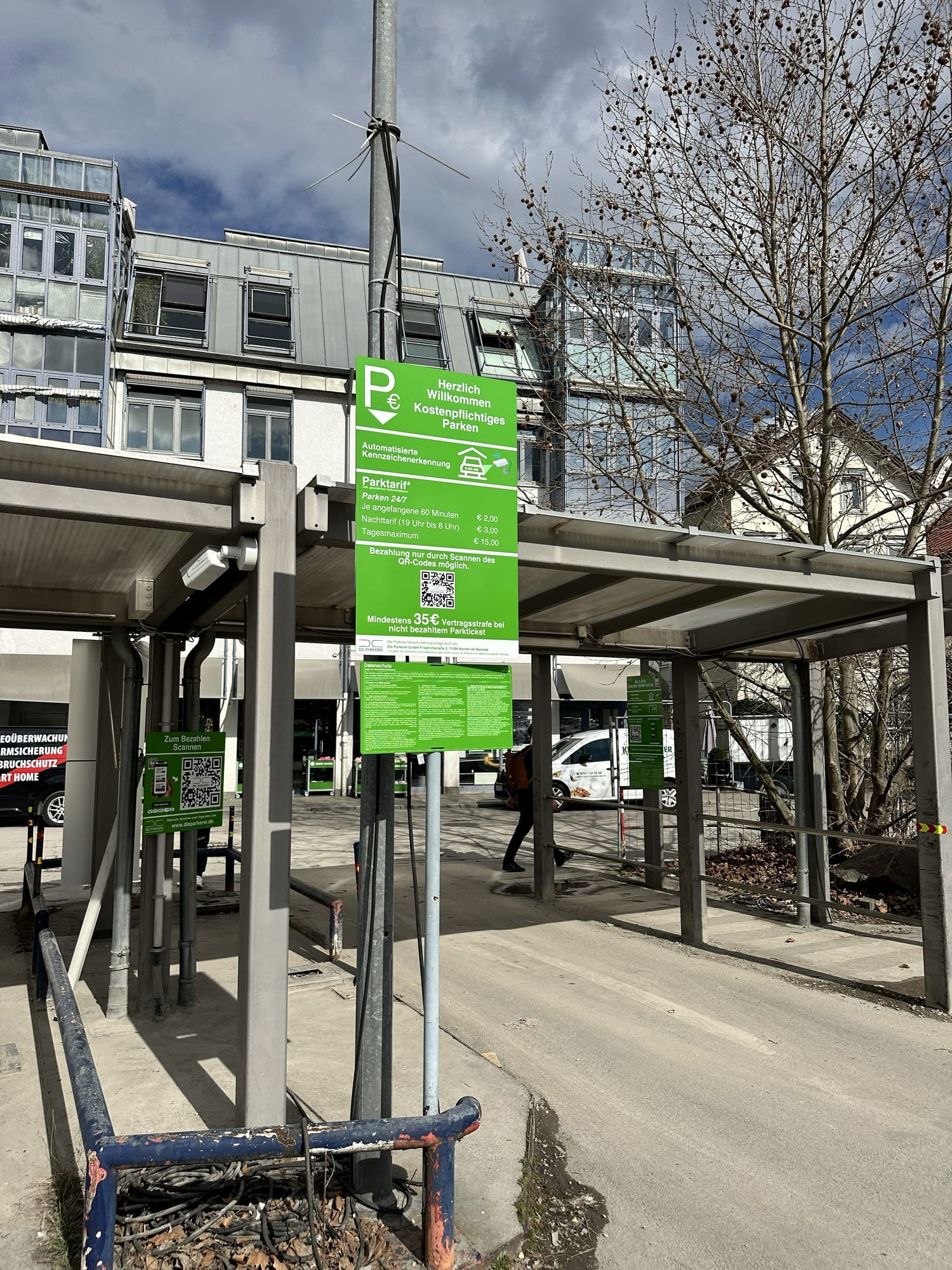 Tarifschild mit automatisierter Kennzeichenerkennung und QR-Code-Bezahlung am Parkplatz Martinstraße in Esslingen