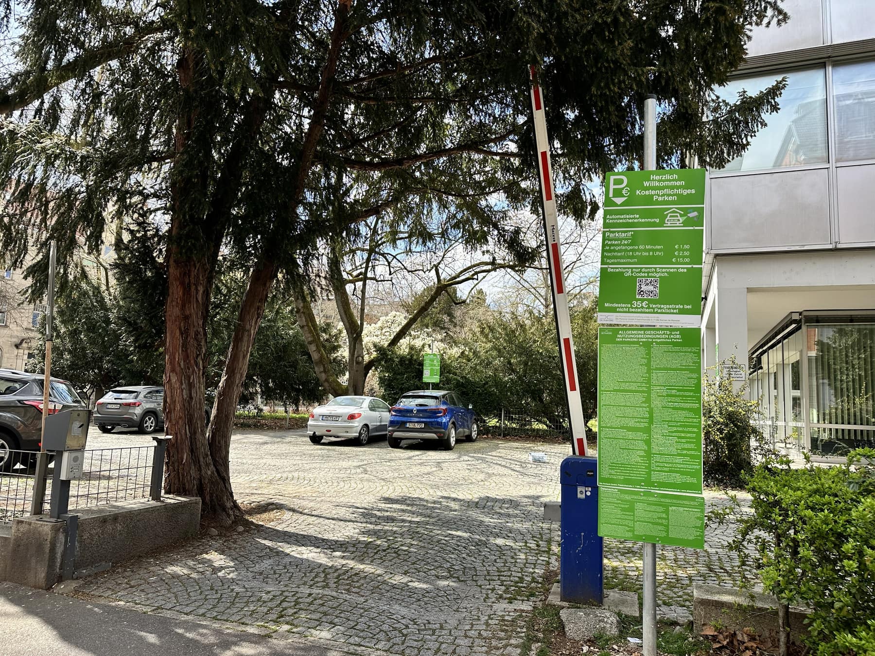 Tarifschild mit automatisierter Kennzeichenerkennung und QR-Code-Bezahlung am Parkplatz Rotebühlstraße 70 in Stuttgart