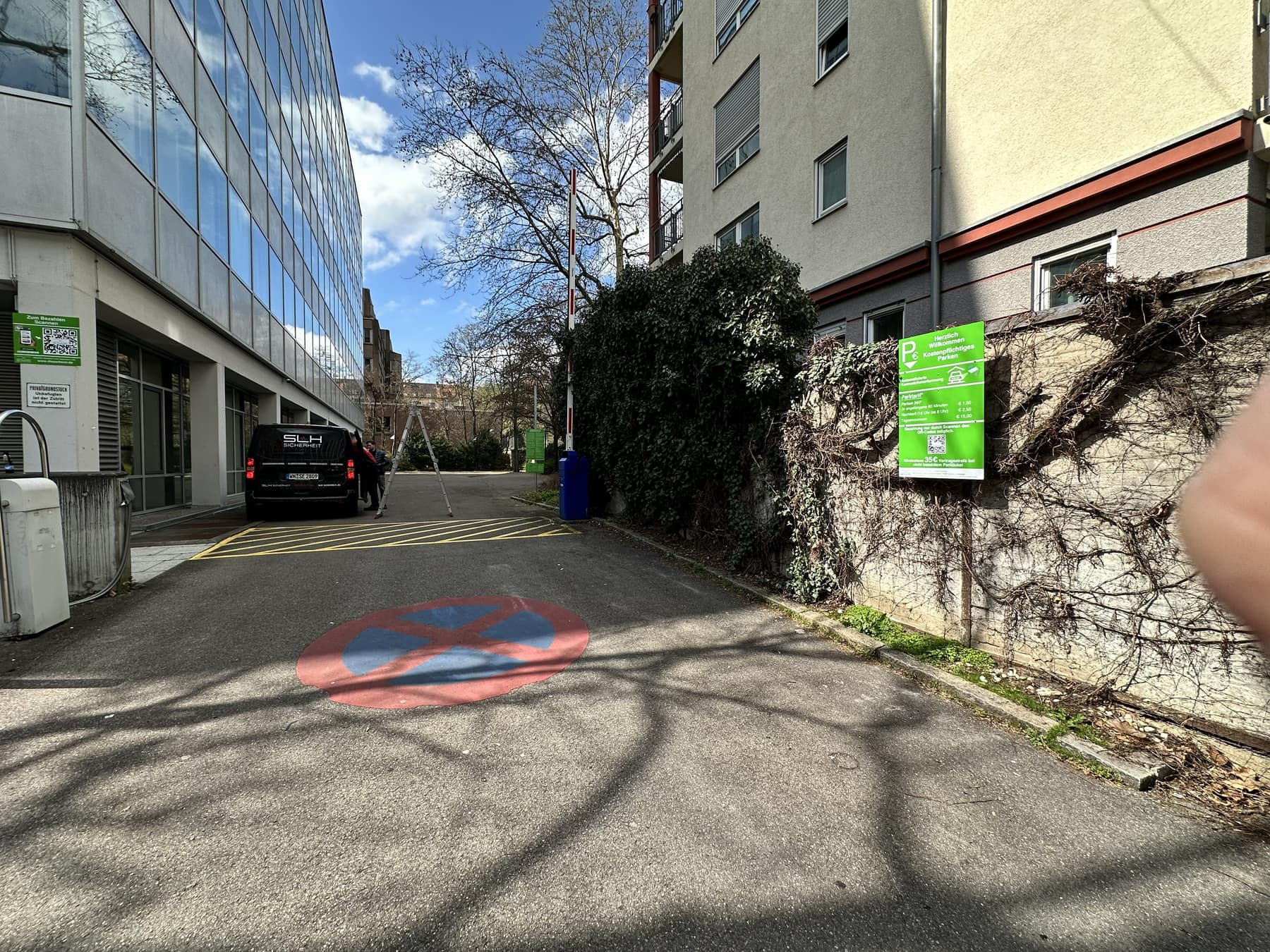 Zufahrt zum Parkplatz Rotebühlstraße 70 in Stuttgart zwischen Bürogebäude und Wohnhaus